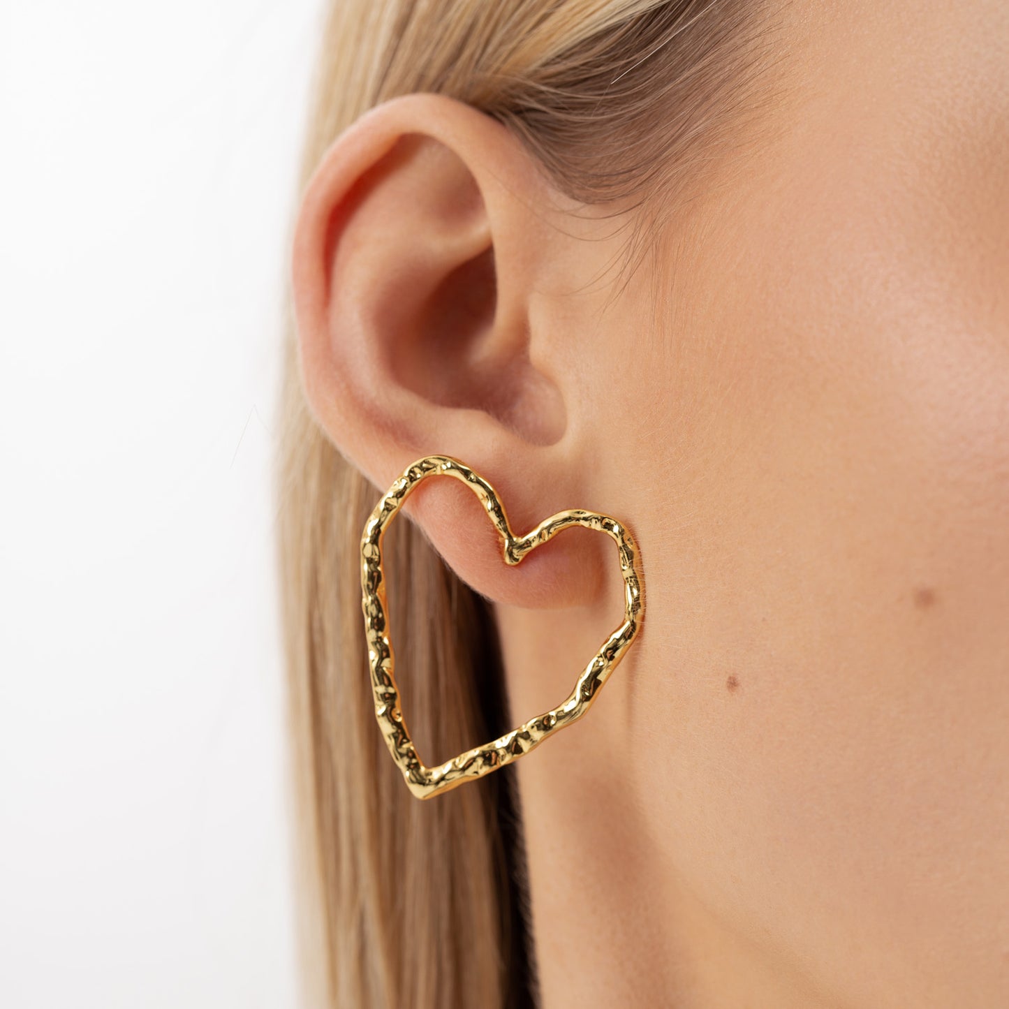 eros gold earring, golden stud earring, 925 silver earring, 18k gold plated, heart shaped, hypoallergenic, second detail