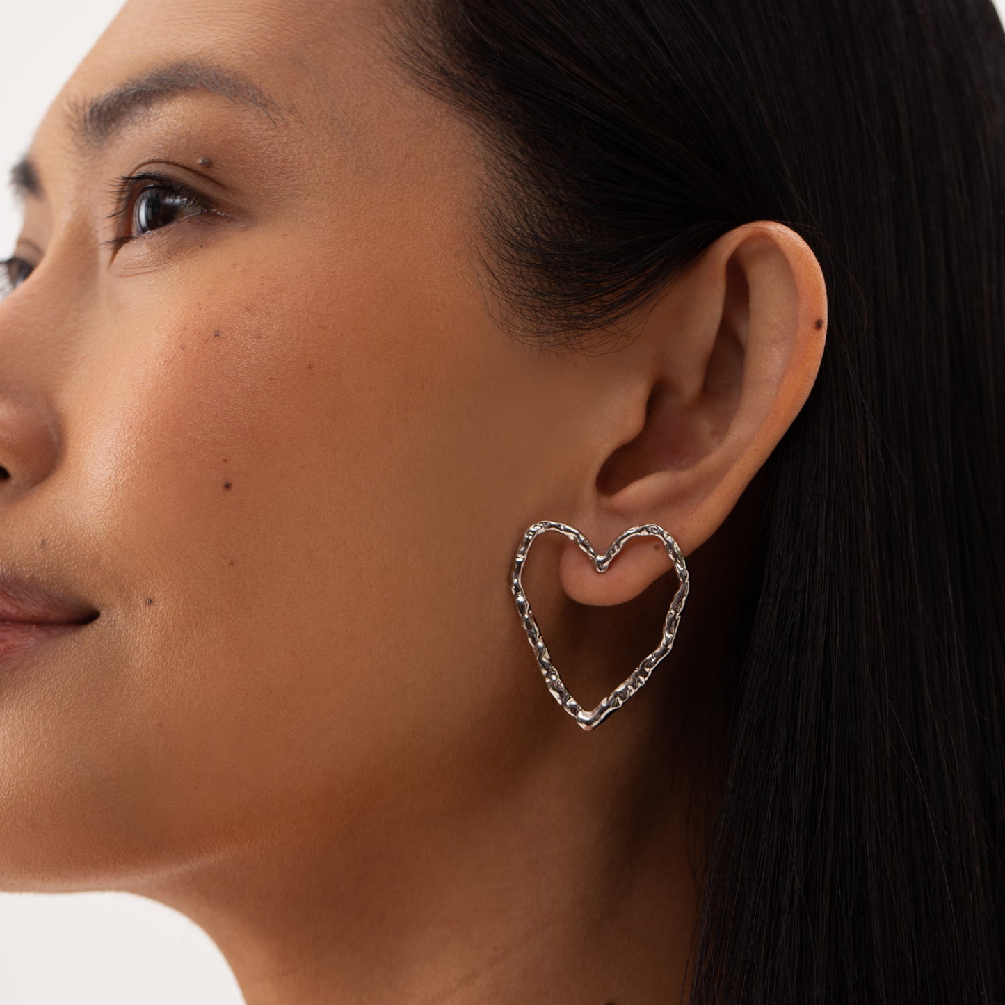 eros earring, silver stud earring, 925 silver earring, rhodium plated, heart shaped, hypoallergenic, detail