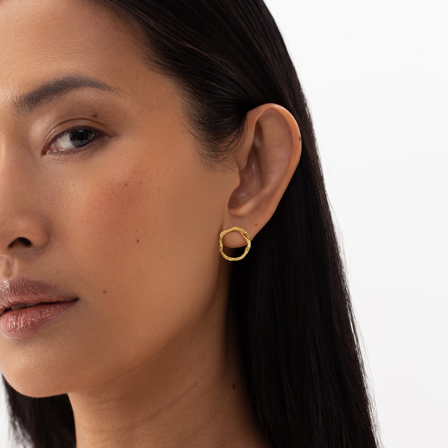 echo earrings, golden stud earrings, 925 silver earrings, 18k gold plated, hypoallergenic, close-up
