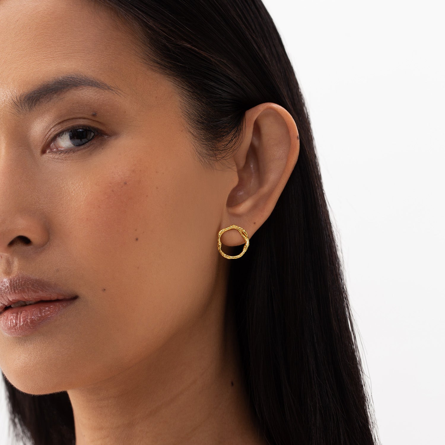 echo earrings, golden stud earrings, 925 silver earrings, 18k gold plated, hypoallergenic, close-up
