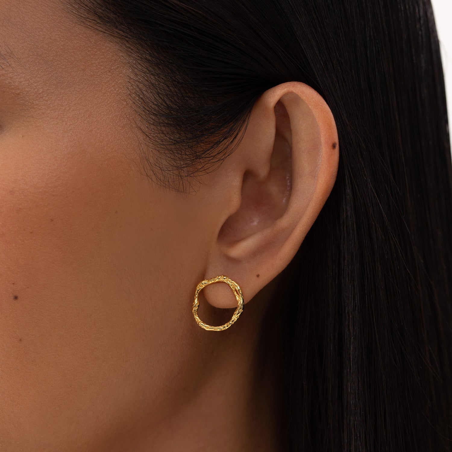 echo earrings, golden stud earrings, 925 silver earrings, 18k gold plated, hypoallergenic, second close-up
