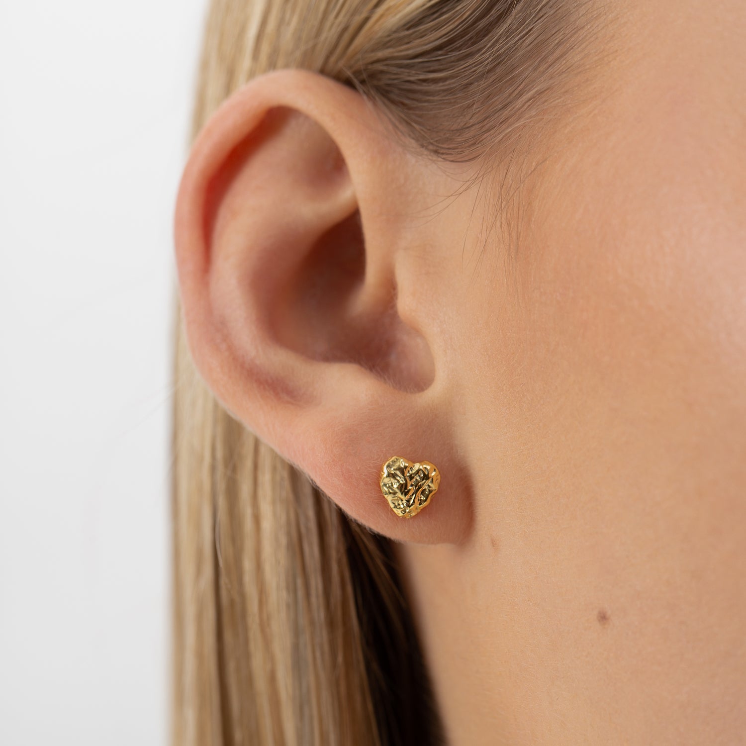 heart shaped earrings, golden stud earrings, 925 silver earrings, 18k gold plated, hypoallergenic, detail