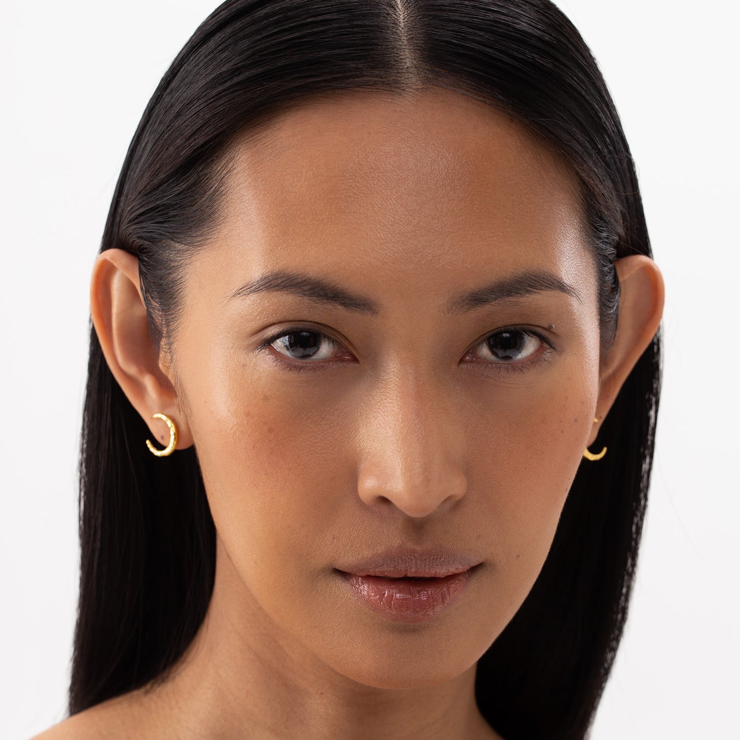 luna golden earrings, golden stud earrings, 925 silver earrings, 18k gold plated, moon shape, hypoallergenic, detail