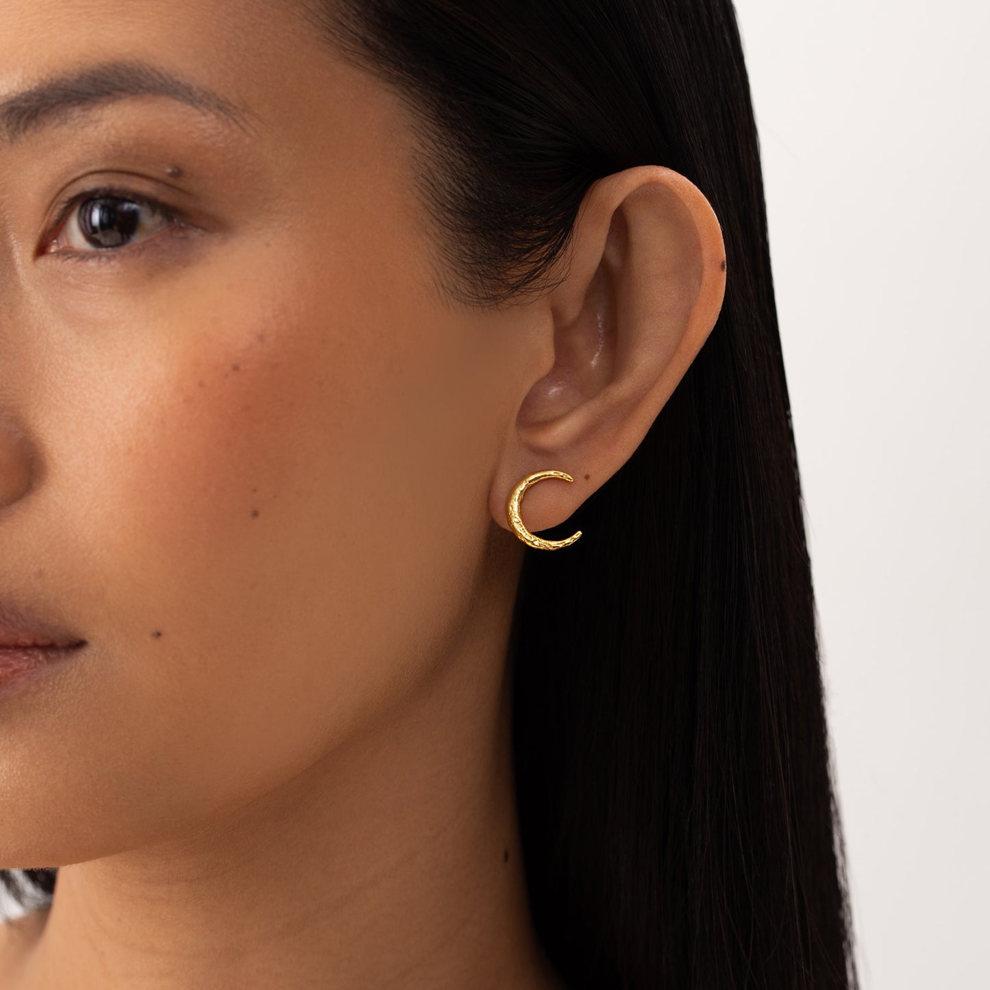 luna golden earrings, golden stud earrings, 925 silver earrings, 18k gold plated, moon shape, hypoallergenic, second detail